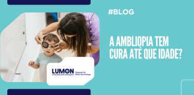 Criança usando tampão ocular durante exame com profissional de saúde, ilustrando ambliopia e a dúvida se ambliopia tem cura até que idade.