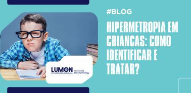 Arte de blog sobre hipermetropia em crianças, com criança usando óculos e texto explicativo sobre como identificar e tratar o problema visual.