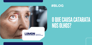Pessoa idosa em exame oftalmológico com luz no olho e texto sobre o que causa catarata nos olhos.