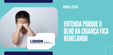 Capa de blog com criança esfregando os olhos e chamada sobre Por que o olho da criança fica remelando, abordando causas e cuidados com a saúde ocular infantil.