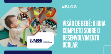 Capa de blog sobre Visão de bebê mostrando criança interagindo com espelhos sensoriais e destacando guia completo sobre o desenvolvimento ocular infantil.