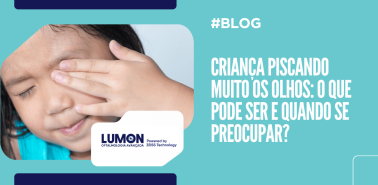 Capa do artigo sobre criança piscando muito os olhos com imagem infantil e destaque para o tema sobre causas e quando se preocupar.